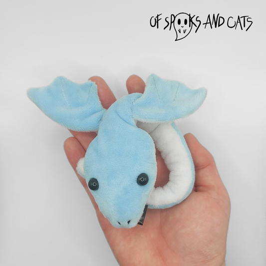 Arkti der Eisdrache - Mittleres Stofftier Drache Wyrm Fantasy - Sammlerstück - Sorgenfreund