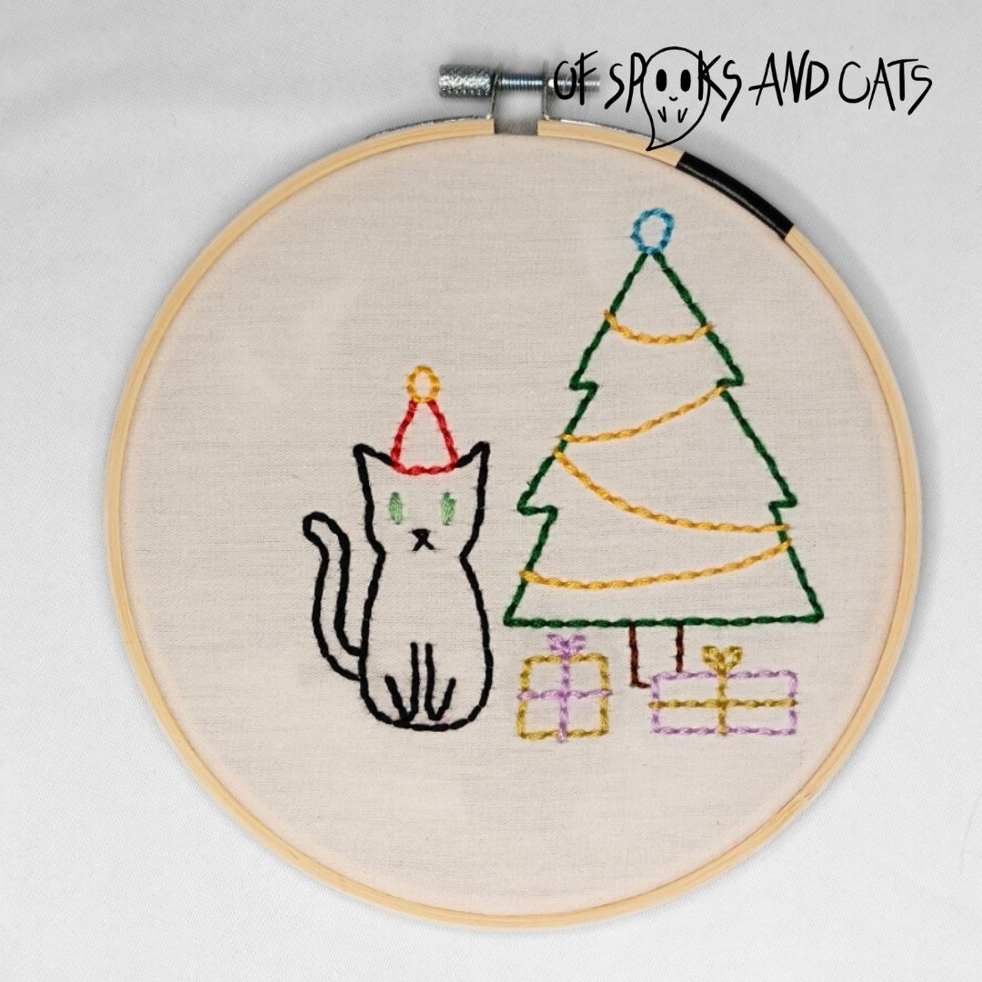 Lino die Weihnachtskatze - Handgesticktes Bild ⌀16cm