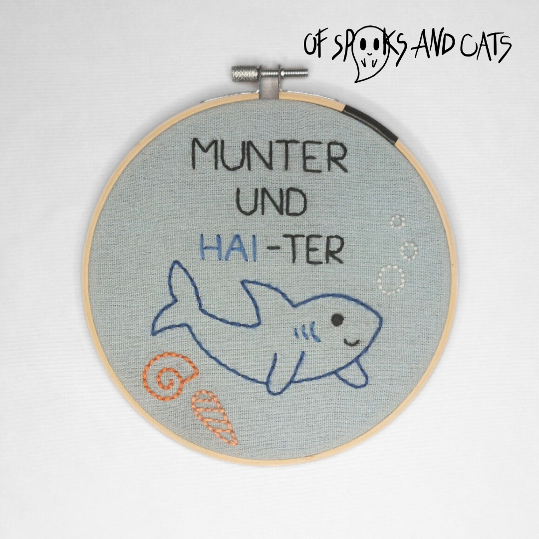 Munter und Haiter - Haiko der Hai - Handgesticktes Bild ⌀16cm