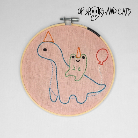 Geburtstagsparty Fred und Keks - Handgesticktes Bild ⌀16cm