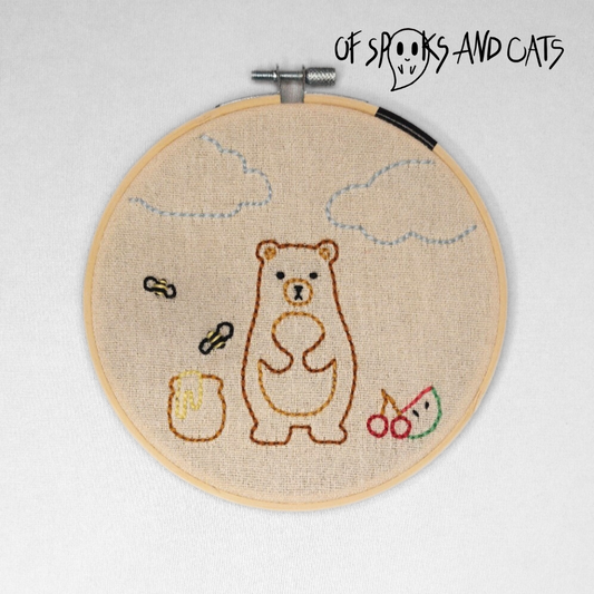 Bärtram der Naschbär - Handgesticktes Bild ⌀16cm