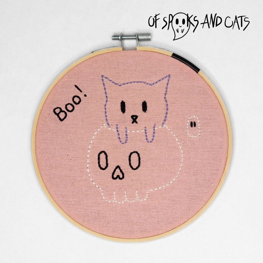 Boo! Die kleine Katze und ihr Totenkopf - Handgesticktes Bild ⌀16cm
