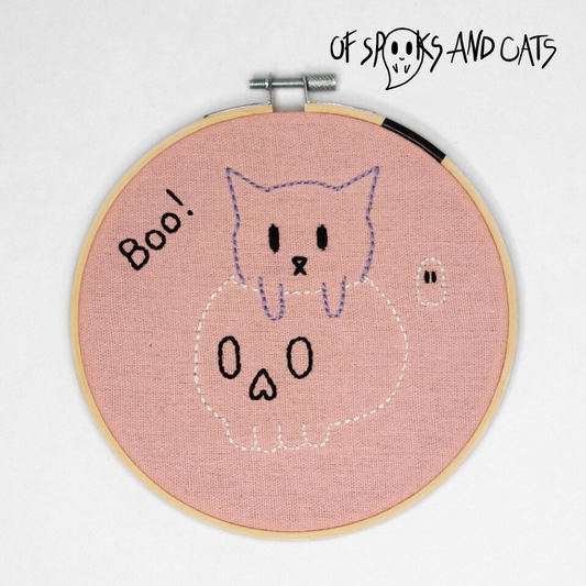 Boo! Die kleine Katze und ihr Totenkopf - Handgesticktes Bild ⌀16cm