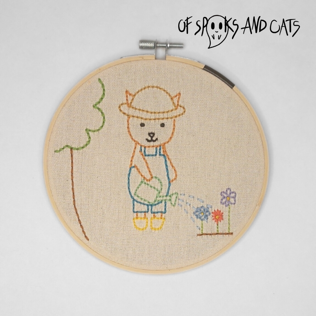 Felix die Gärtnerkatze - Handgesticktes Bild ⌀16cm