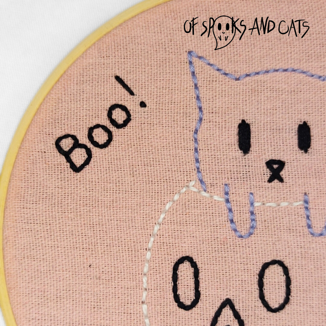 Boo! Die kleine Katze und ihr Totenkopf - Handgesticktes Bild ⌀16cm