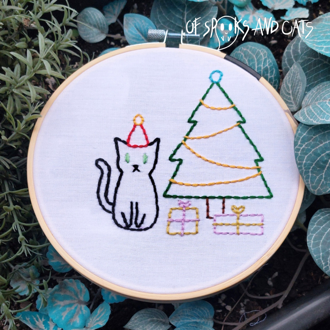 Lino die Weihnachtskatze - Handgesticktes Bild ⌀16cm