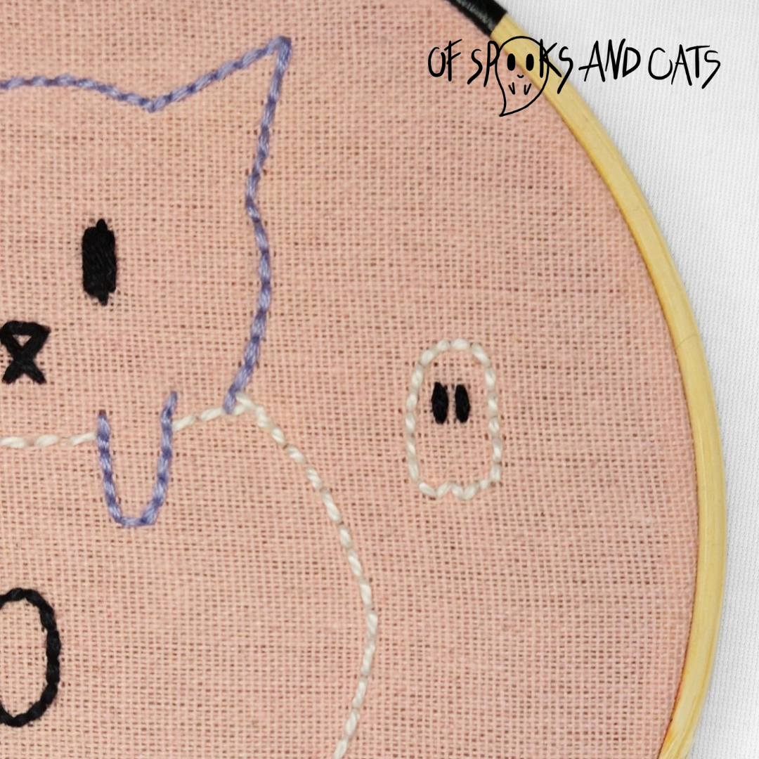 Boo! Die kleine Katze und ihr Totenkopf - Handgesticktes Bild ⌀16cm