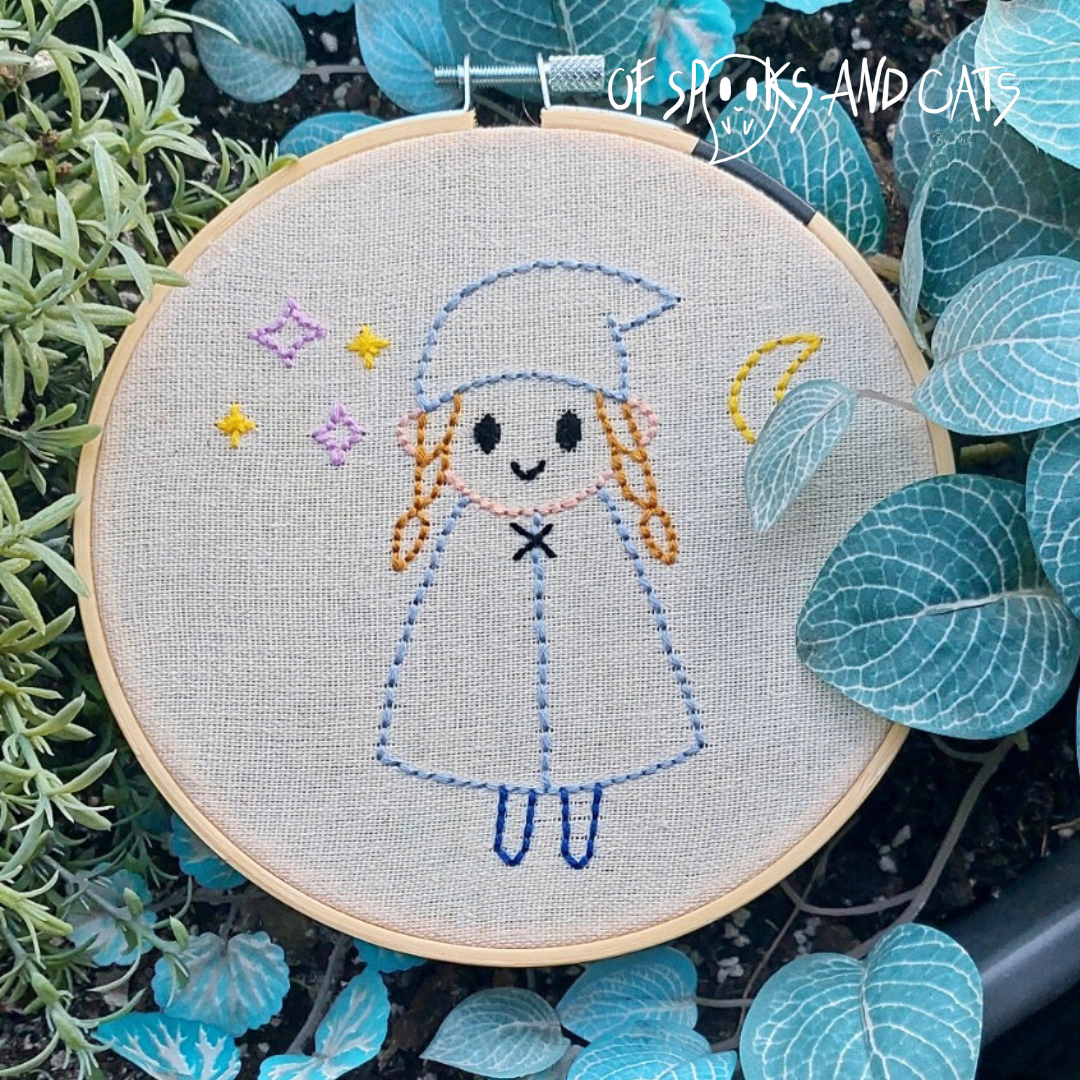 Yuna die Hexe - Handgesticktes Bild ⌀16cm