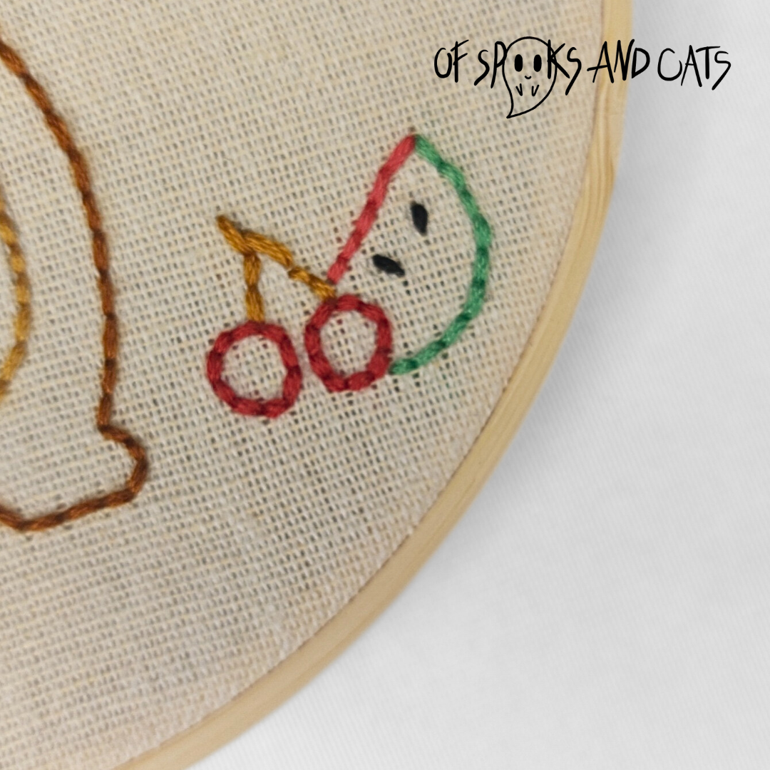 Bärtram der Naschbär - Handgesticktes Bild ⌀16cm