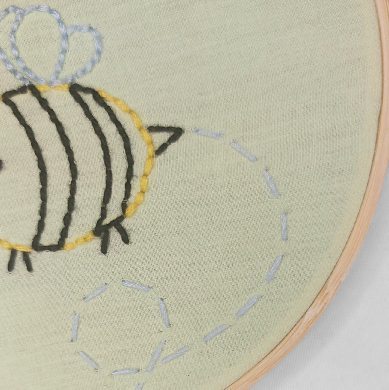 Bee Happy! - Handgesticktes Bild ⌀16cm