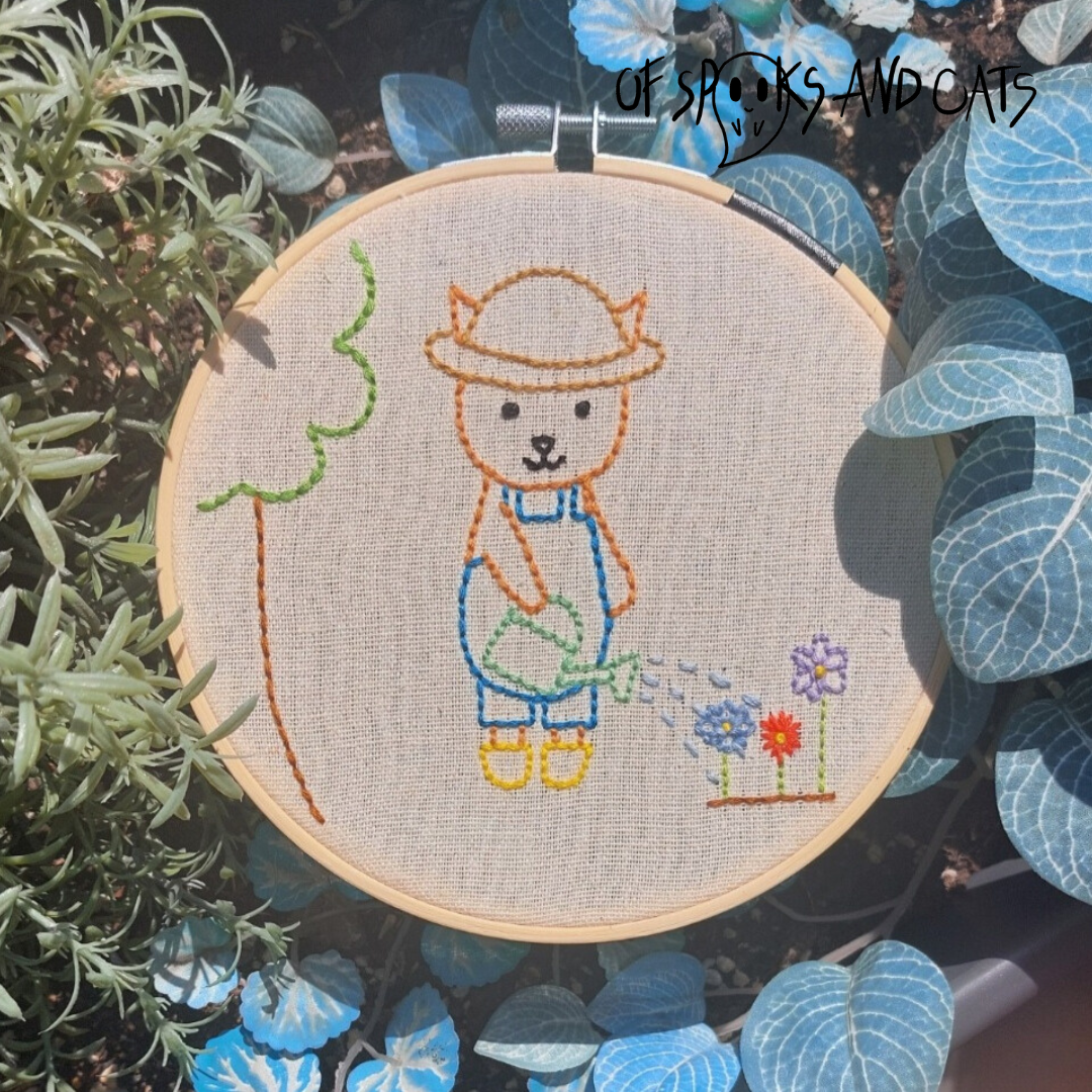 Felix die Gärtnerkatze - Handgesticktes Bild ⌀16cm