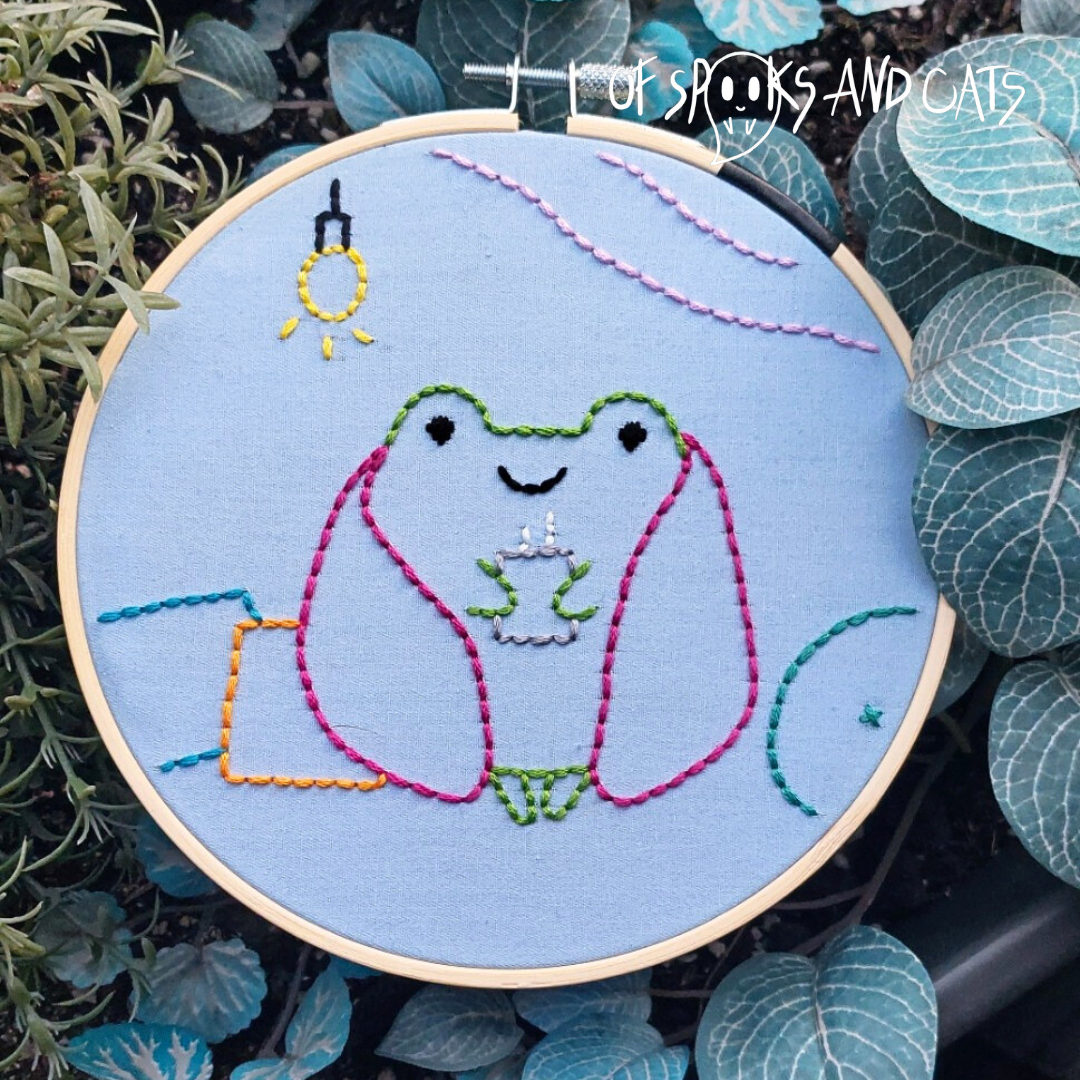 Yuli der Frosch in seiner Kissenburg - Handgesticktes Bild ⌀16cm