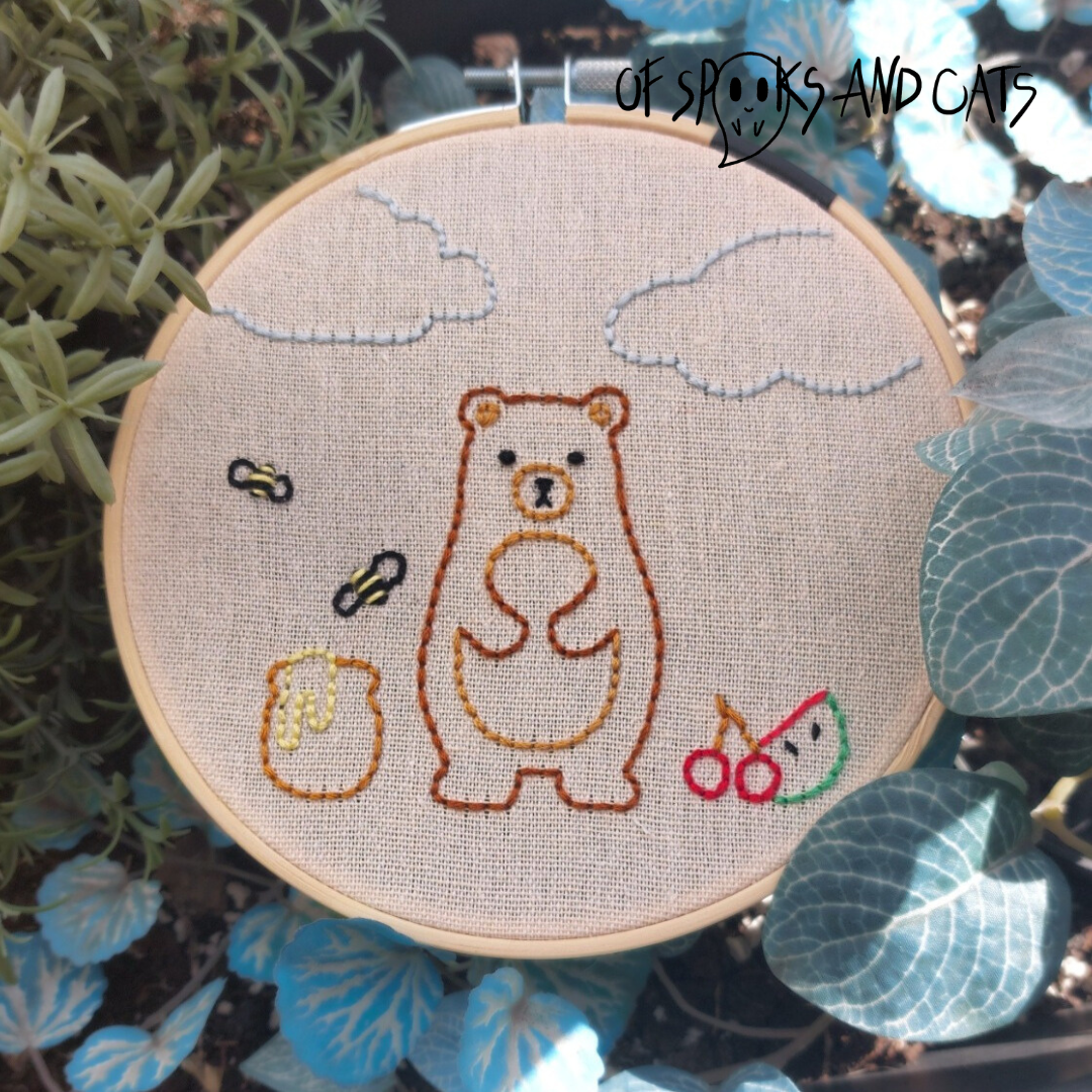 Bärtram der Naschbär - Handgesticktes Bild ⌀16cm