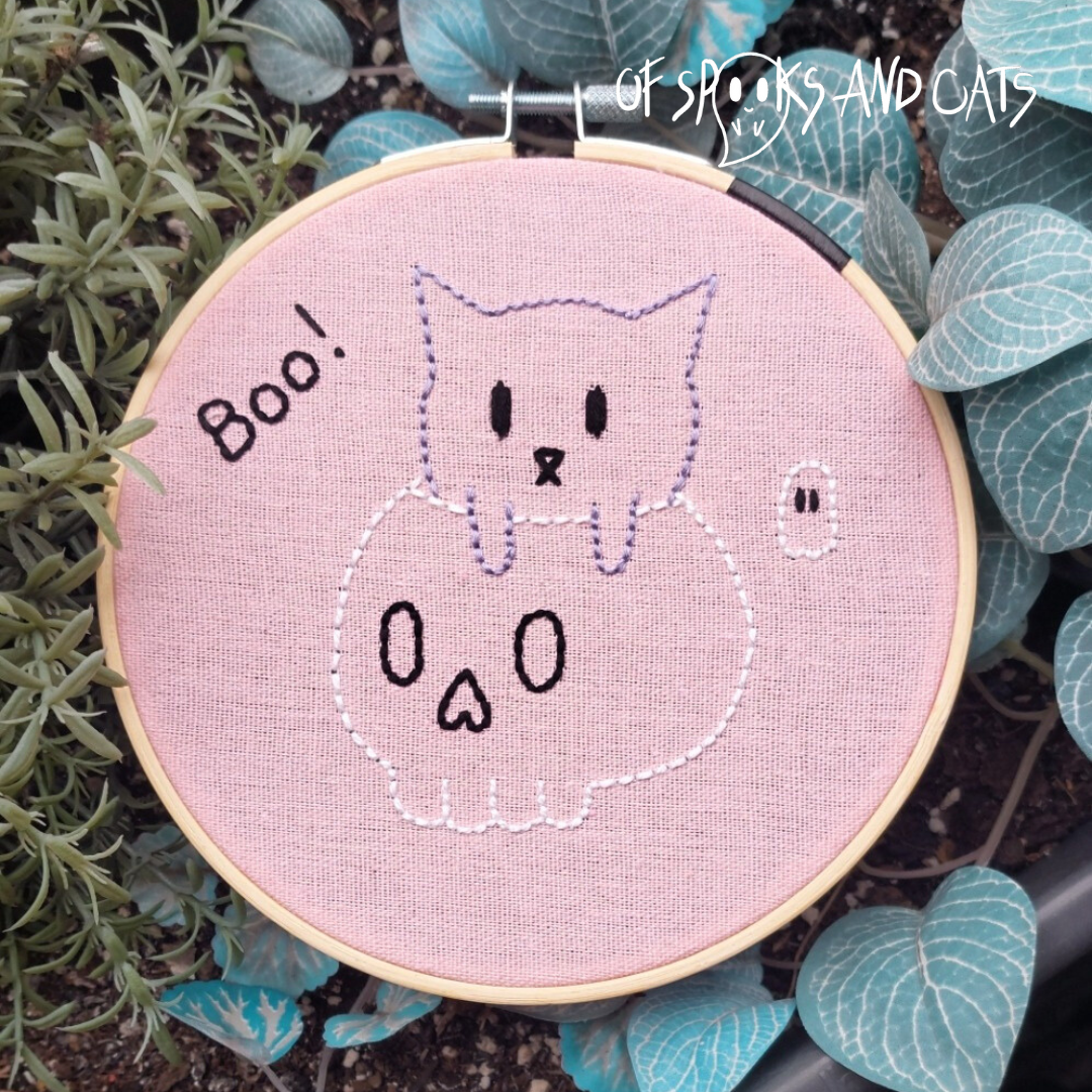 Boo! Die kleine Katze und ihr Totenkopf - Handgesticktes Bild ⌀16cm