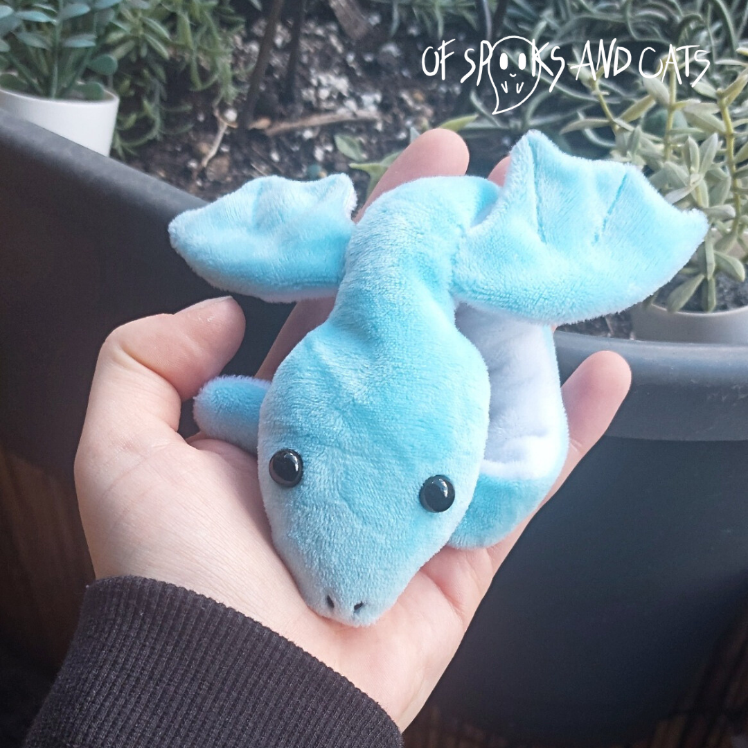 Arkti der Eisdrache - Mittleres Stofftier Drache Wyrm Fantasy - Sammlerstück - Sorgenfreund