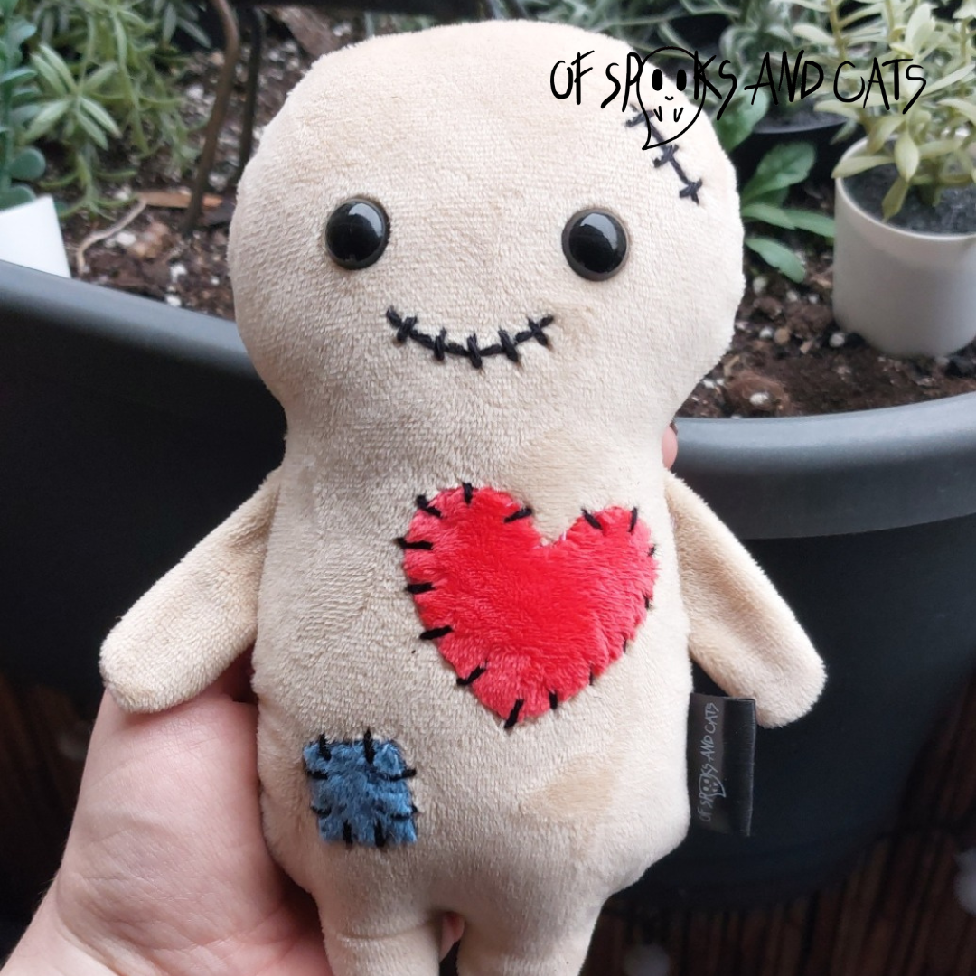 Ember die Voodoo Puppe - Kleines Stofftier Magie Halloween - Sammlerstück