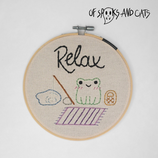 Relax - Angelfrosch - Handgesticktes Bild ⌀16cm