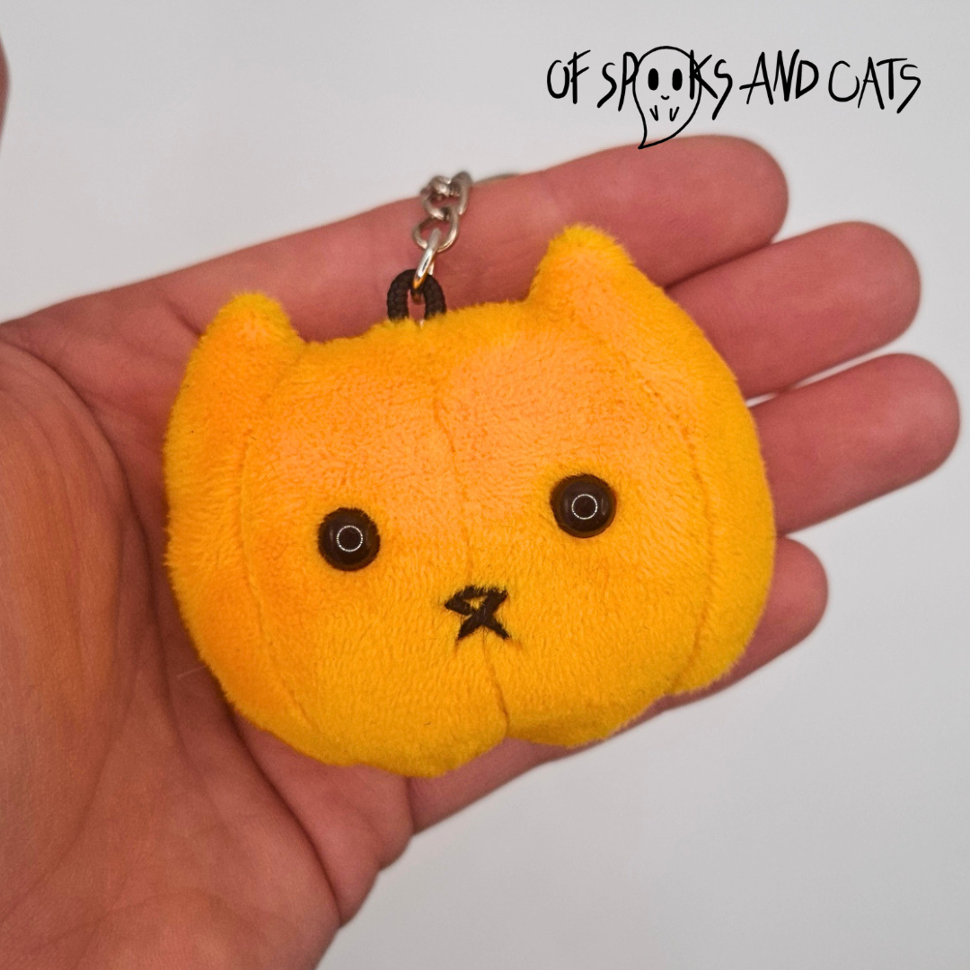 Kiko die Kürbiskatze - Mini Kuscheltier Kürbis Katze Halloween - Schlüsselanhänger - Sammlerstück