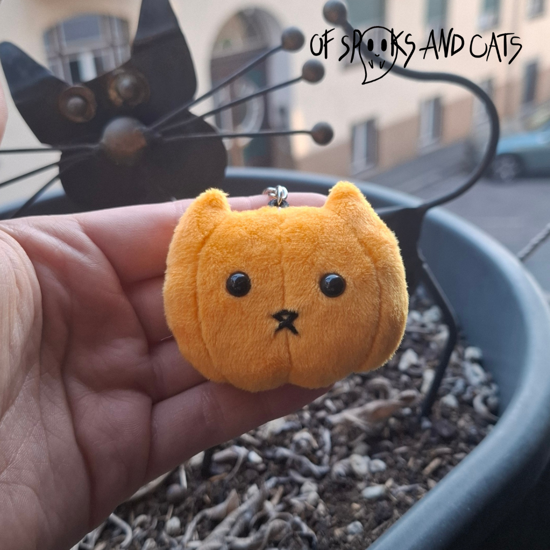 Kiko die Kürbiskatze - Mini Kuscheltier Kürbis Katze Halloween - Schlüsselanhänger - Sammlerstück