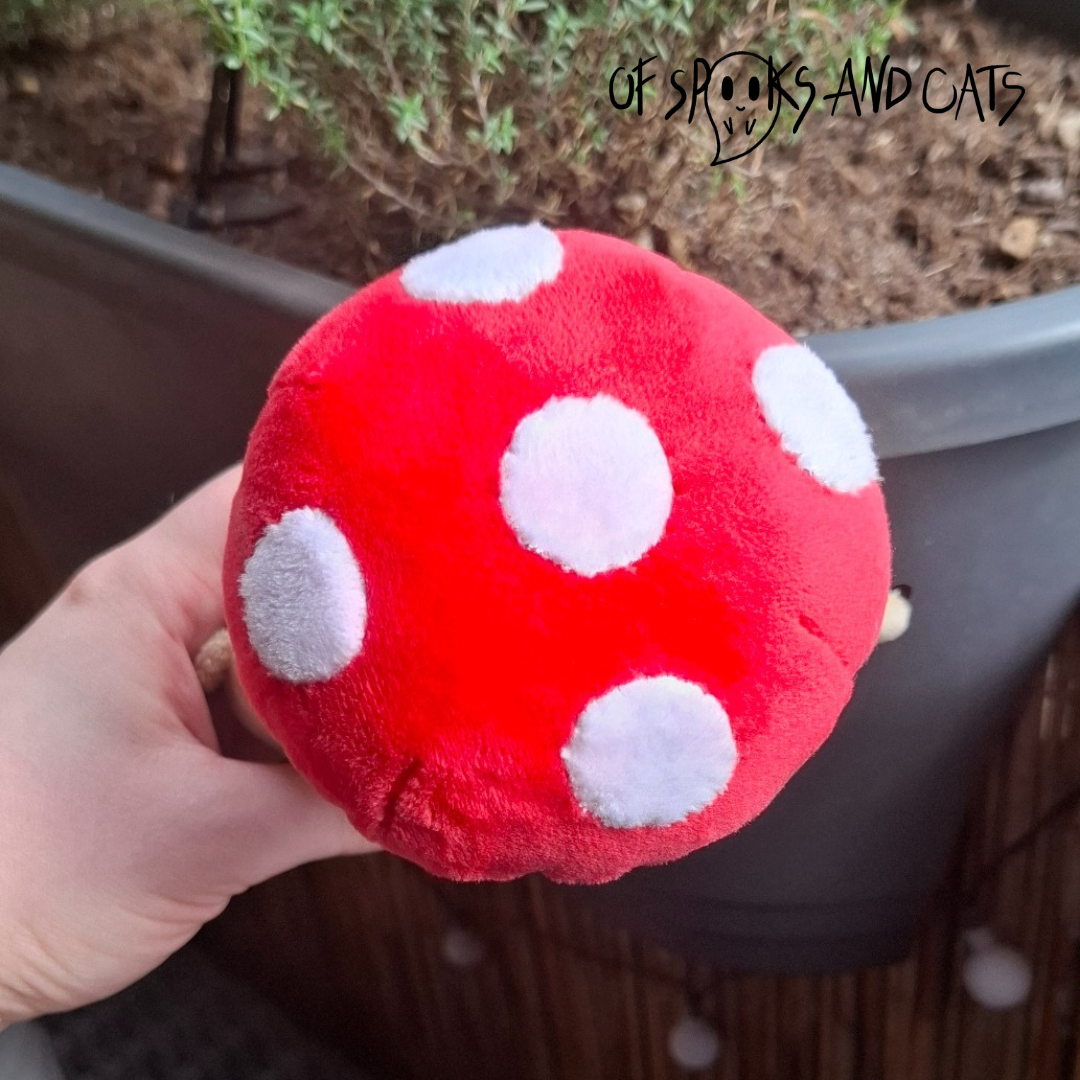 Pino der Pilzwächter - Kleines Kuscheltier Pilz Wesen Fantasy - Sammlerstück